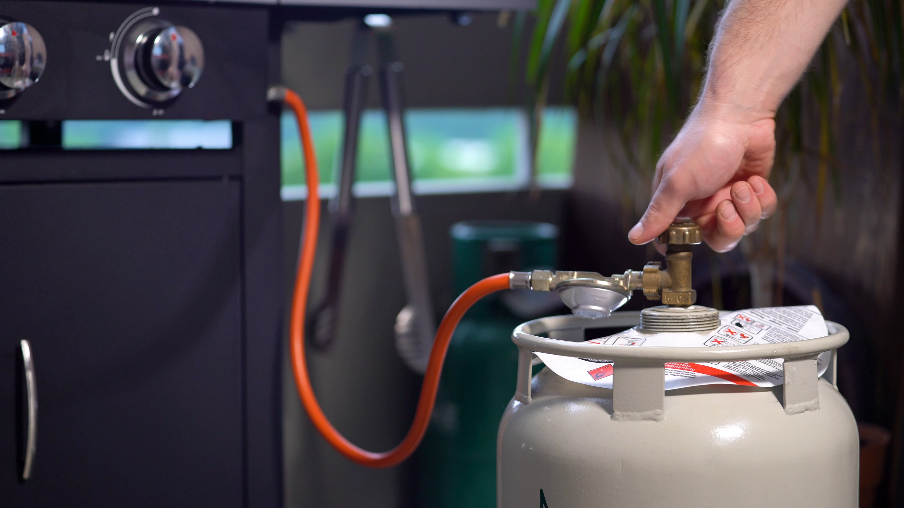 Sian-LPG-Valve-Install-to-Cylinder